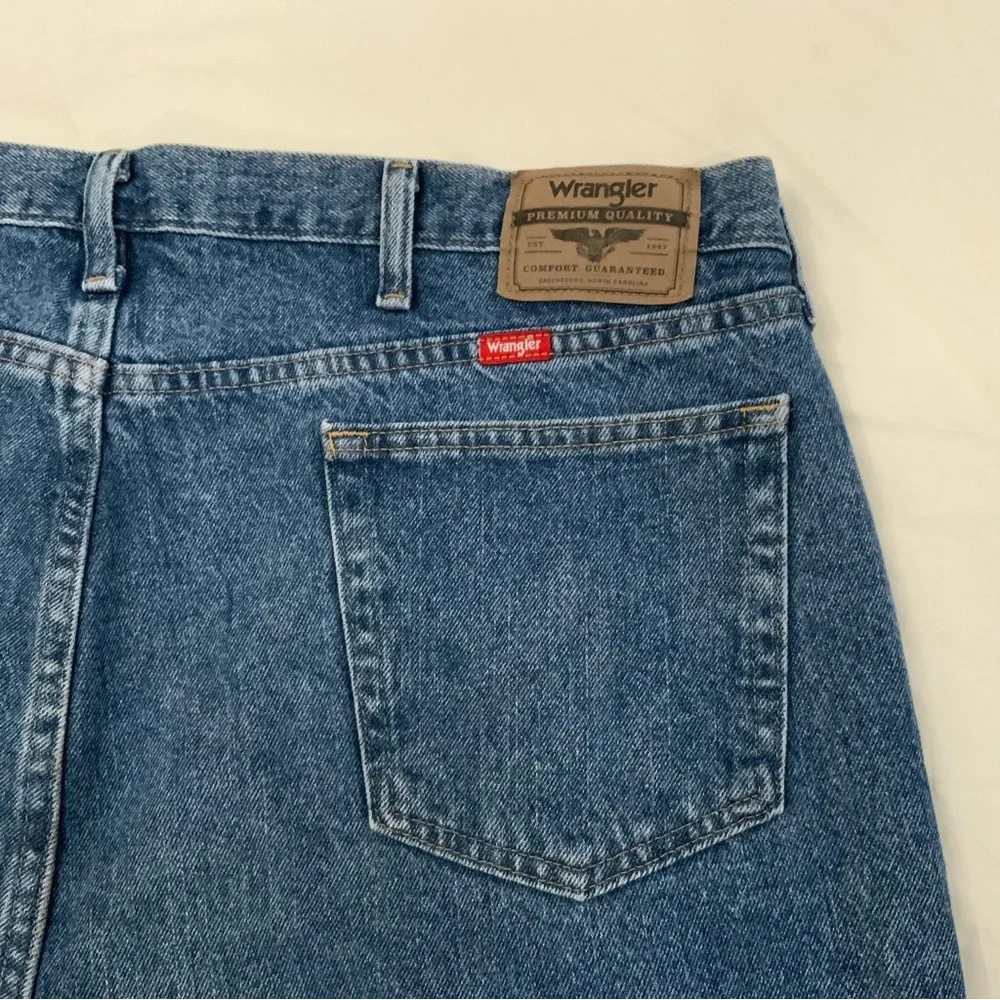 Wrangler Relaxed Fit Medium Wash Denim Jean Shorts 100% Cotton Size 42